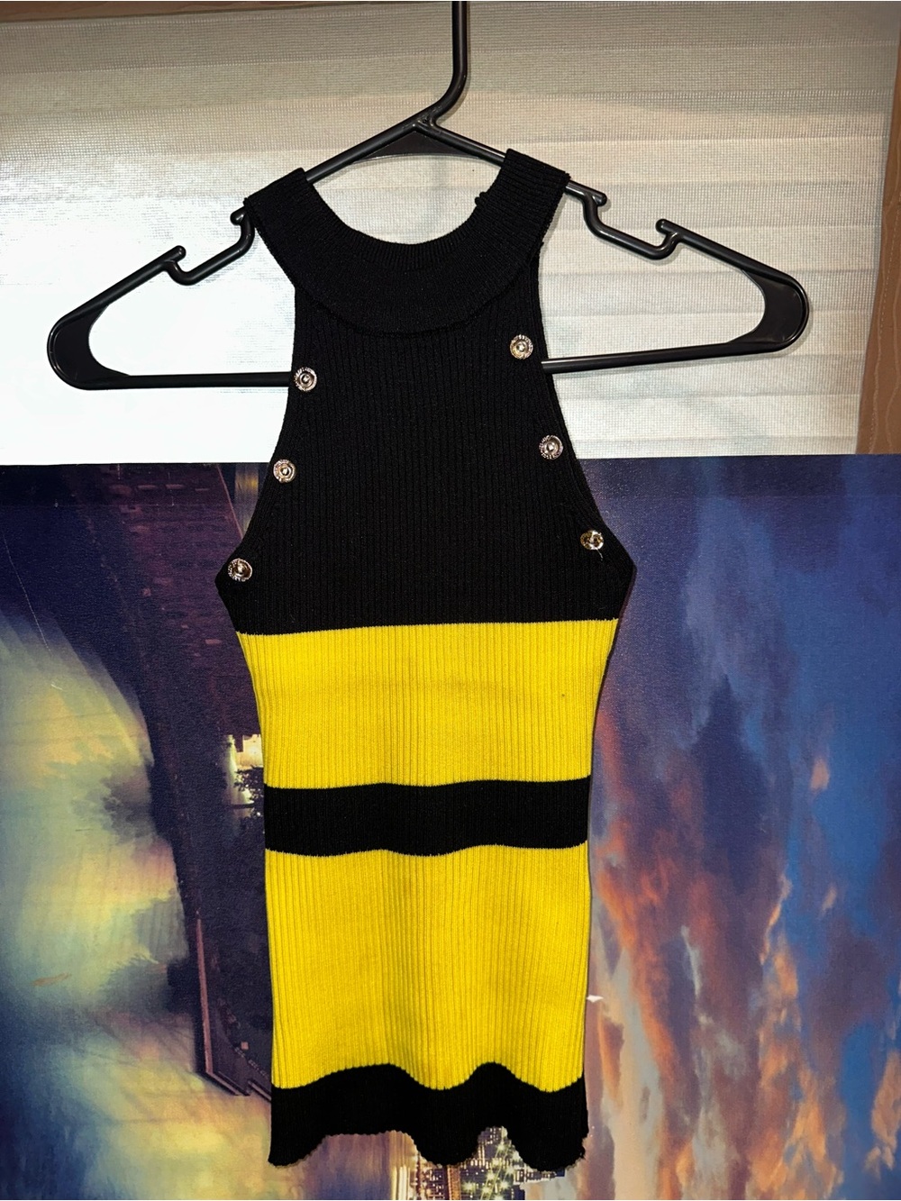 Top Halter de Punto Acanalado Negro y Amarillo (Estilo Abeja)